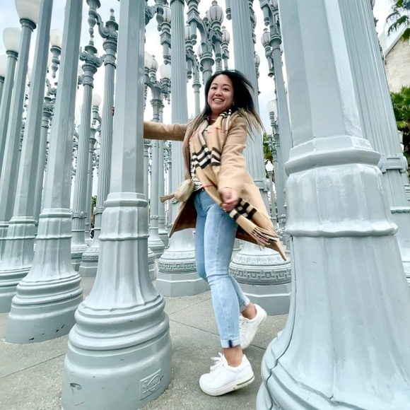 I’m your posher. I’m 32 years old and my style is constantly changing. - Picture 4 of 10